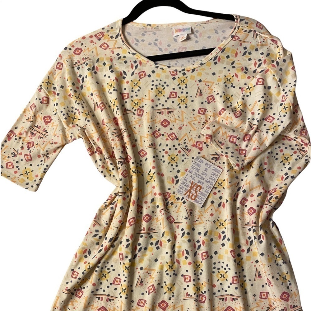 NWT LuLaRoe Irma top a loose, knit "high-low" tunic w/
fitted mid-length sleeves